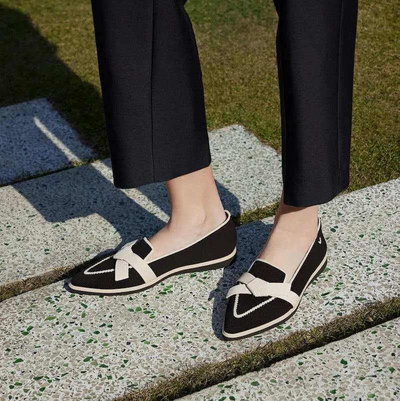 Water-Repellent Pointed-Toe Bow Loafers (Valentina）